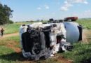 Vídeo: caminhão-tanque carregado de gasolina tomba em rotatória da BR-060
