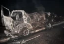 Acidente entre carreta-tanque e caminhão caçamba provoca explosão na BR-267