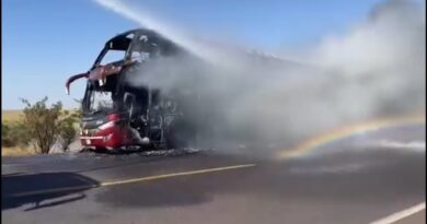 Vídeo: ônibus fica completamente destruído ao pegar fogo no meio da BR-163