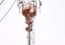 Vídeo: homem escala torre de telefonia no bairro Coronel Antonino e ameaça se jogar
