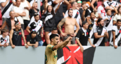 Palmeiras vence o Vasco e segue na cola do Botafogo no Brasileirão