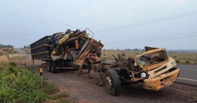 Caminhão fica completamente destruído após bater na traseira de carreta