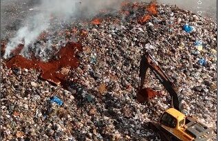 Vídeo: bateria de telefone explode com o calor e provoca incêndio no lixão de Campo Grande