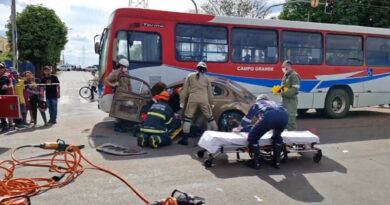 Vídeo: Fusca atravessa cruzamento em alta velocidade e bate em ônibus na Capital