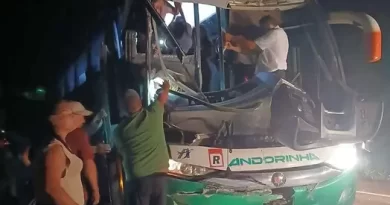 Ônibus bate na traseira de caminhão na BR-262 e deixa cinco pessoas feridas