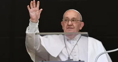 Papa Francisco segue em estado crítico, mas sem crises respiratórias, diz Vaticano