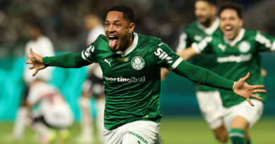 Palmeiras vence o São Paulo com gol nos acréscimos e segue líder do Brasileirão
