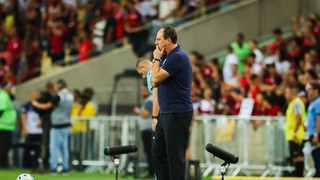 Arrascaeta marca, Flamengo vence o Bahia e é líder do Brasileirão