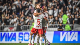 Bragantino supera o Vasco em São Januário e dorme líder do Brasileirão
