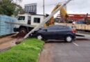Motorista perde o controle de carro e derruba poste em avenida da Capital