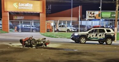 Casal fica gravemente ferido após colisão entre moto e SUV nos Altos da Afonso Pena