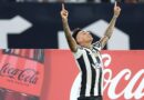 Com um jogador a menos, Botafogo vence Universidad de Chile e se classifica na Libertadores