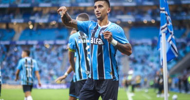 Grêmio faz gol na reta final e vence o Santos em duelo dos desesperados