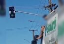 Vídeo: homem é detido pela polícia em cima de caminhão de lixo na Capital