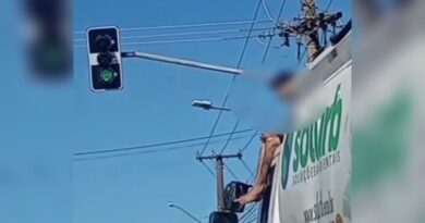 Vídeo: homem é detido pela polícia em cima de caminhão de lixo na Capital