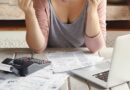 Mulher tem cartão de crédito emitido sem autorização, com débitos, e o nome é negativado