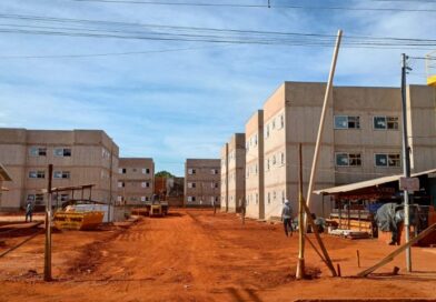 Com sorteio ao vivo, 30 famílias são contempladas em programa de habitação popular
