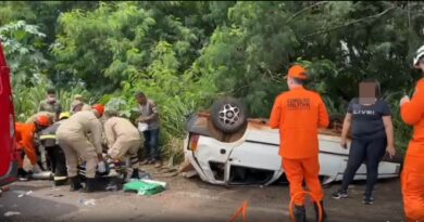 Vídeo: idosa morre e criança fica presa nas ferragens de veículo após capotagem na MS-010