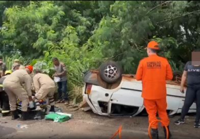 Vídeo: idosa morre e criança fica presa nas ferragens de veículo após capotagem na MS-010
