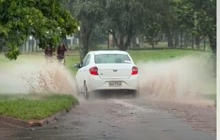 Vídeo: Dourados tem pontos de alagamento após chuva de quase 30 mm