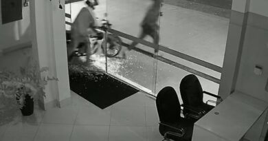 Bandidos quebram vidro com pedrada e furtam moto nova de loja no bairro Jardim Paulista