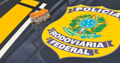 PRF prende dupla transportando mais de 20 ampolas de remédios emagrecedores