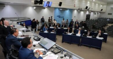 Vereadores aprovam 13 projetos e requerimentos para fiscalizar contratos de tapa-buraco