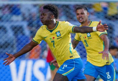 Raphinha, Vini Jr. e Douglas Santos se destacam nos números da estreia