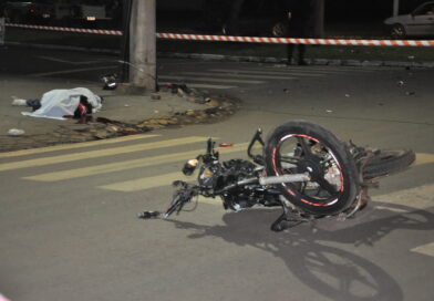 Vídeo: piloto morre e passageira fica em estado grave após moto ser atingida por carro em Chapadão do Sul