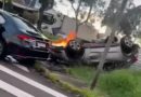 Vídeo: carro capota e pega fogo no bairro Monte Castelo ao ser atingido por outro