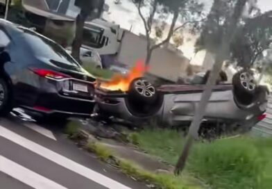 Vídeo: carro capota e pega fogo no bairro Monte Castelo ao ser atingido por outro