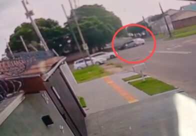 Vídeo: carro capota ao ser atingido por outro em cruzamento do bairro Jardim Leblon