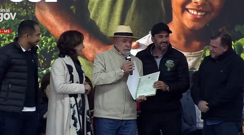 Lula entrega títulos de terra no Assentamento Itamarati e faz história com primeiro registro de cooperativa rural do Brasil