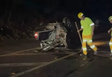 Carro recém-comprado fica destruído em capotamento na BR-163 em MS