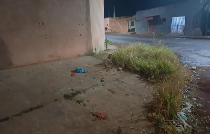 Mulher leva mais de oito facadas e é agredida com enxada durante confusão no Nova Lima