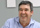 Eduardo Riedel segue liderando intenções de votos, mas indecisos podem mudar o cenário