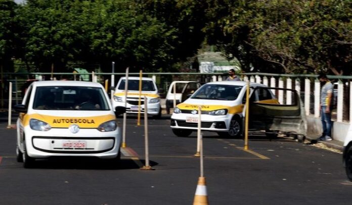 Proposta quer autorizar adolescentes de 16 anos a dirigir no Brasil; entenda