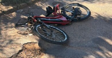 Mulher morre após bicicleta elétrica ser atingida por ônibus escolar em Bonito