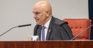 Moraes dá 24 horas para Bolsonaro explicar arma apreendida em blitz