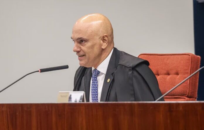 Moraes dá 24 horas para Bolsonaro explicar arma apreendida em blitz
