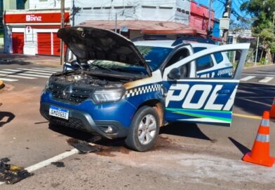 Viatura da PM pega fogo após explosão do motor no Centro de Campo Grande