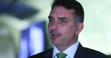 PF conclui que Flávio Bolsonaro cometeu calúnia contra Lula nas redes