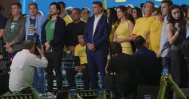 PL oficializa Flávio Bolsonaro como candidato à Presidência, que promete “libertar o Brasil”