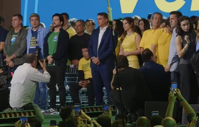 PL oficializa Flávio Bolsonaro como candidato à Presidência, que promete “libertar o Brasil”