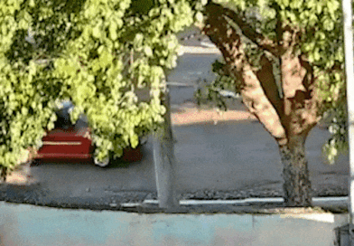 Carro desvia de buraco e capota ao bater em veículo estacionado na Capital
