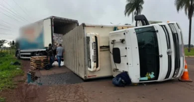 Caminhão frigorífico da Copacol tomba em rotatória de Campo Grande por falta de iluminação
