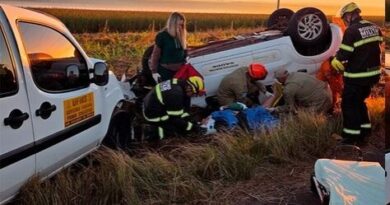 Veículo capota e outro fica destruído em colisão durante ultrapassagem na BR-262