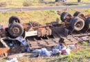 Motorista morre e passageiro sofre fratura exposta após caminhão capotar na Capital