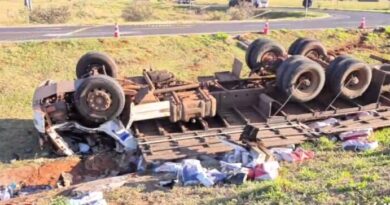 Motorista morre e passageiro sofre fratura exposta após caminhão capotar na Capital
