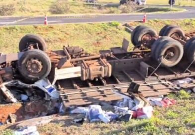 Motorista morre e passageiro sofre fratura exposta após caminhão capotar na Capital